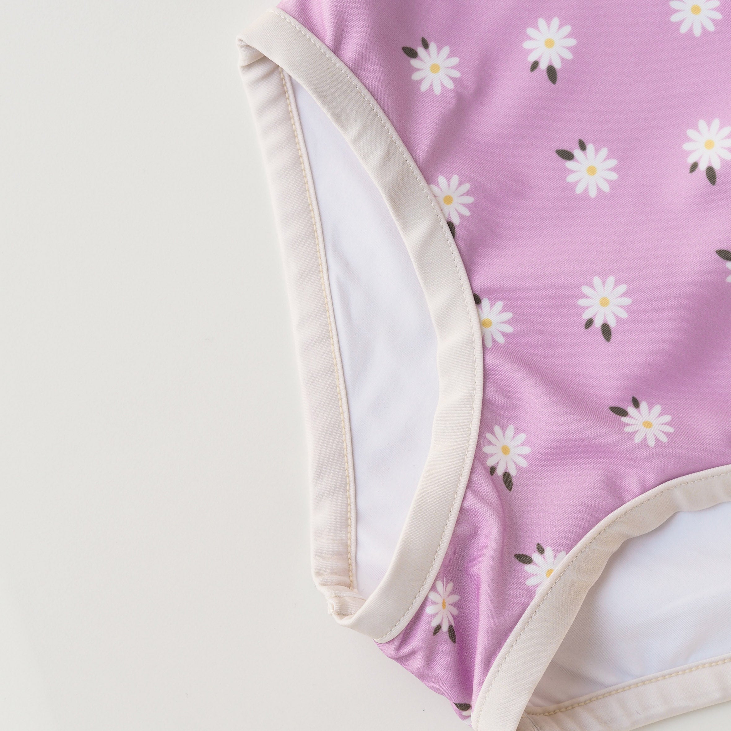 Mädchen UV Badeanzug Ruffle Florence - Lila mit Gänseblümchen